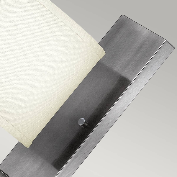 Hampton 1 leichte Wandleuchte - Nickel antik, elfenbeinfarbener Lampenschirm der Firma Elstead